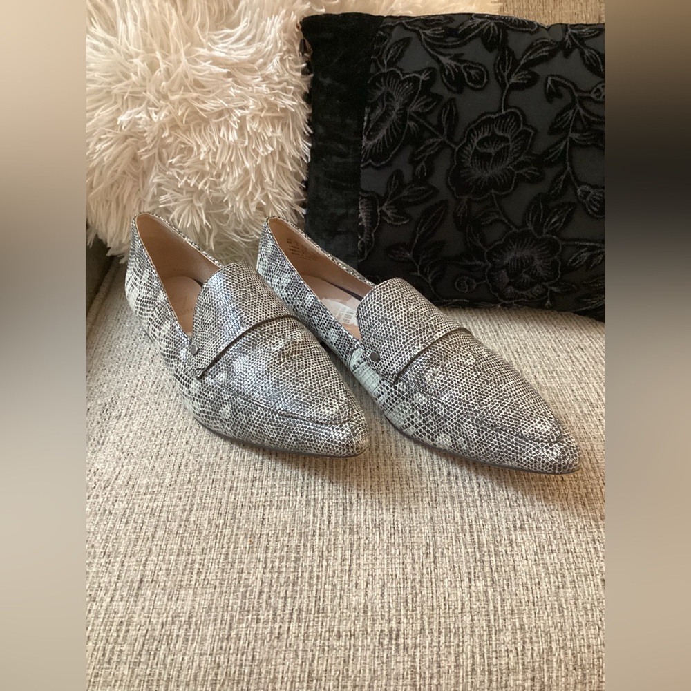 27 EDIT Harlie Gray Lizard Flats with Pointed Toe